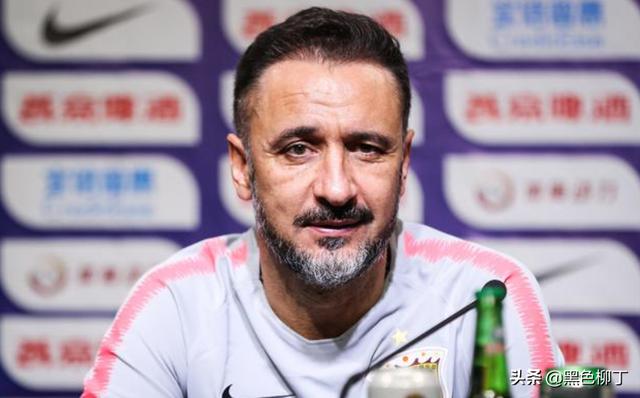  法兰克福主帅炮轰裁判误判引发争议  