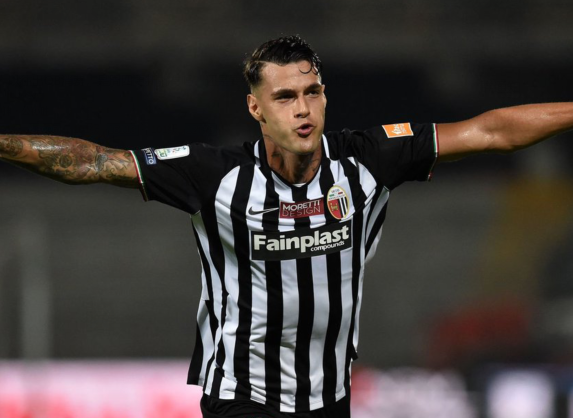  萨索洛青春风暴席卷亚平宁，年轻中场组合连线攻破国米球门